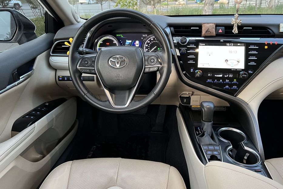 Продам Toyota Camry Hybride  2021 года в Одессе