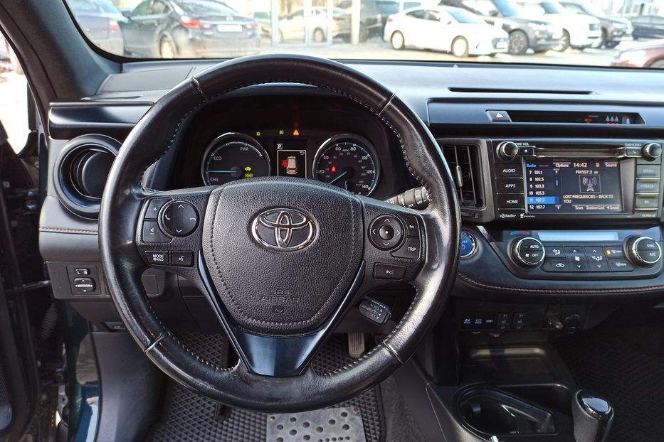 Продам Toyota Rav 4 Hybrid SE 2017 года в Днепре