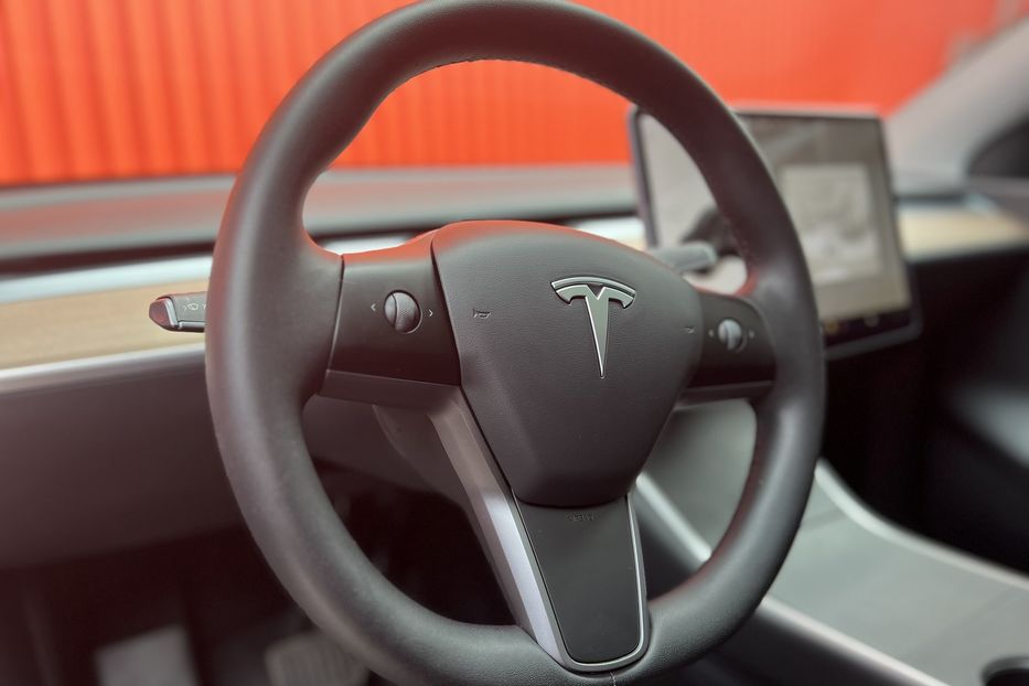 Продам Tesla Model Y Dual motor long range 2022 года в Одессе