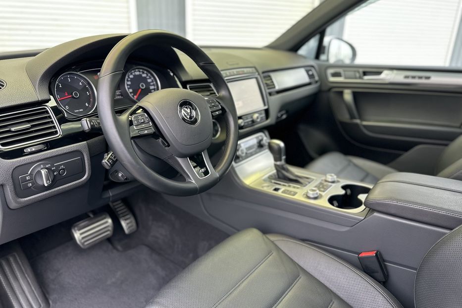 Продам Volkswagen Touareg 3X R-Line 2017 года в Киеве