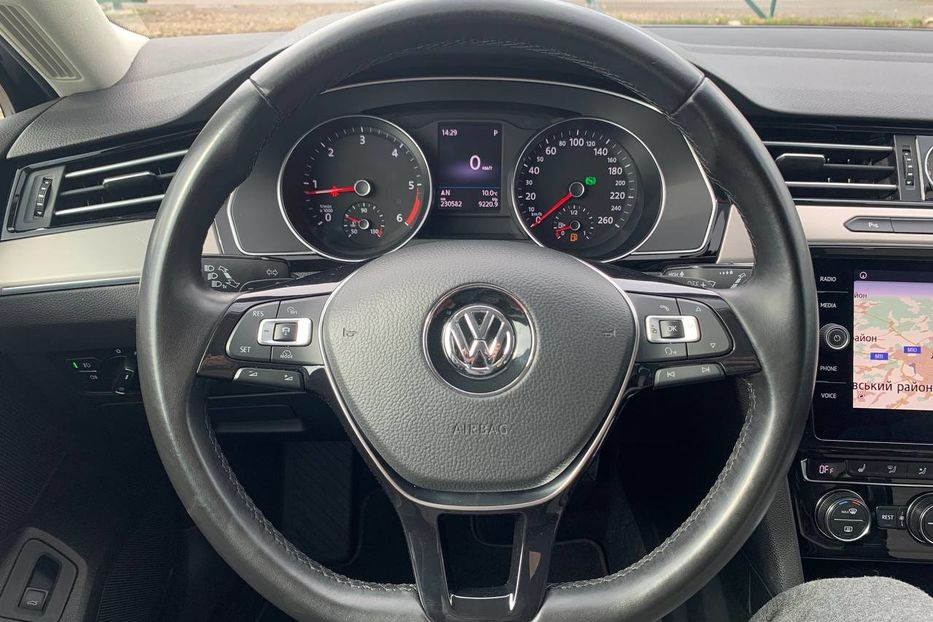 Продам Volkswagen Passat B8  Highline 2018 года в Львове