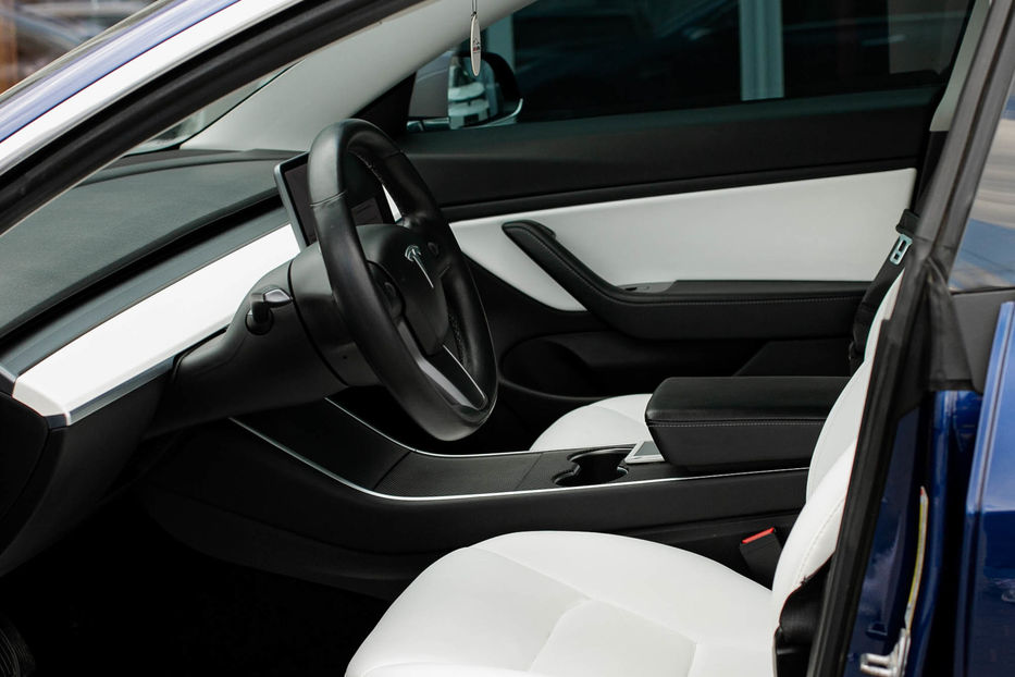 Продам Tesla Model 3 Long Range AWD  2018 года в Черновцах