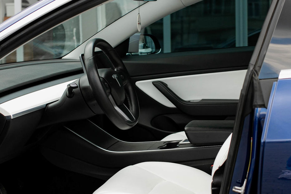 Продам Tesla Model 3 Long Range AWD  2018 года в Черновцах