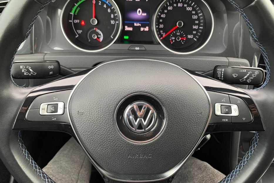 Продам Volkswagen e-Golf 35.8 kWh (136 к.с.) 2019 года в Львове