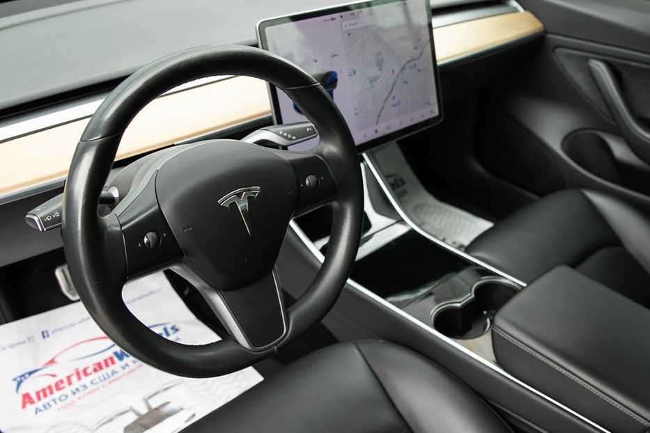 Продам Tesla Model 3 Long Range RearWheelDrive 2018 года в Черновцах