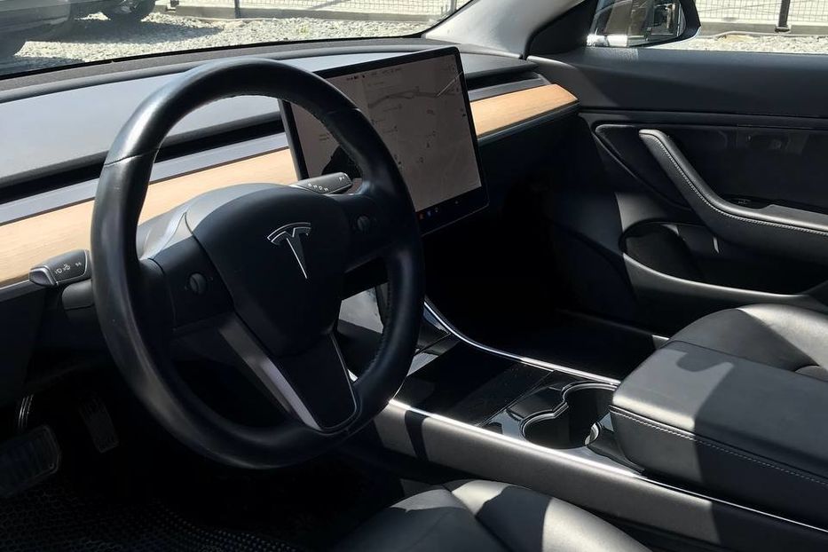 Продам Tesla Model 3 Standart + 2019 года в Черновцах