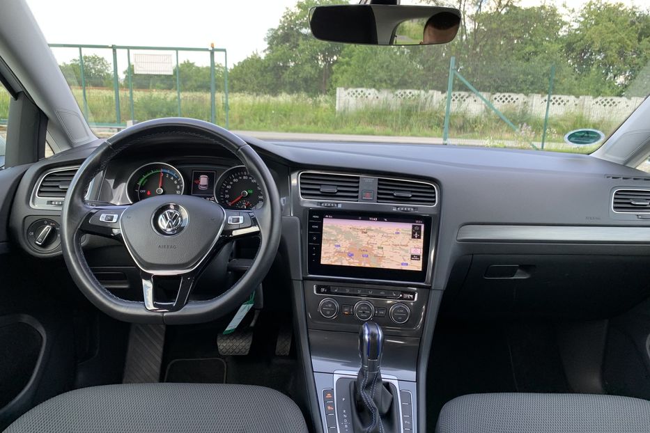 Продам Volkswagen e-Golf 35.8 kWh 100 кВт/136 к.с. 2018 года в Львове