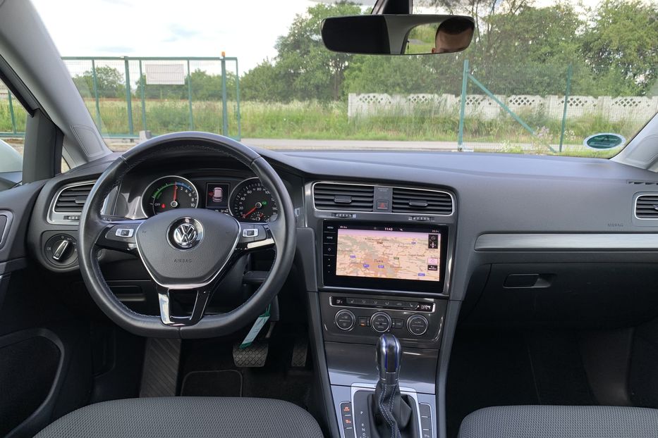 Продам Volkswagen e-Golf 35.8 kWh 100 кВт/136 к.с. 2018 года в Львове