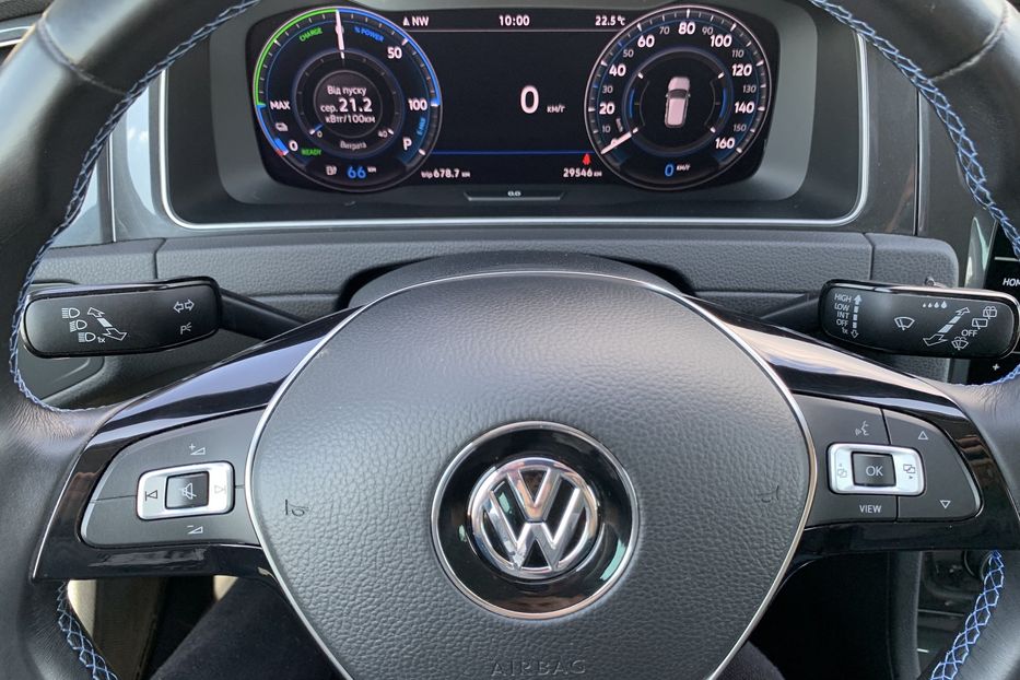 Продам Volkswagen e-Golf 35.8 kWh 100 кВт/136 к.с. 2020 года в Львове