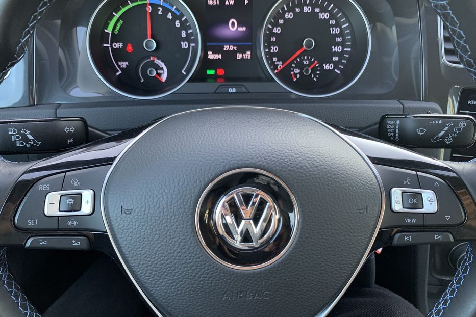 Продам Volkswagen e-Golf 35.8 kWh 100 кВт/136 к.с. 2020 года в Львове