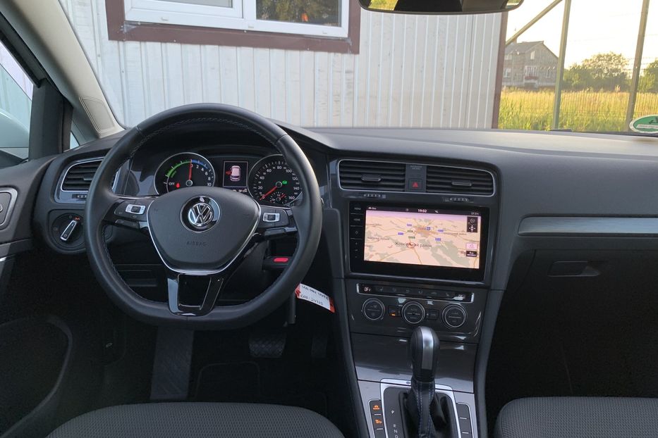 Продам Volkswagen e-Golf 35.8 kWh 100 кВт/136 к.с. 2020 года в Львове