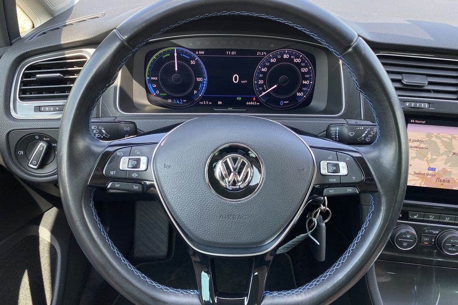 Продам Volkswagen e-Golf 35.8 kWh 100 кВт/136 к.с. 2018 года в Львове