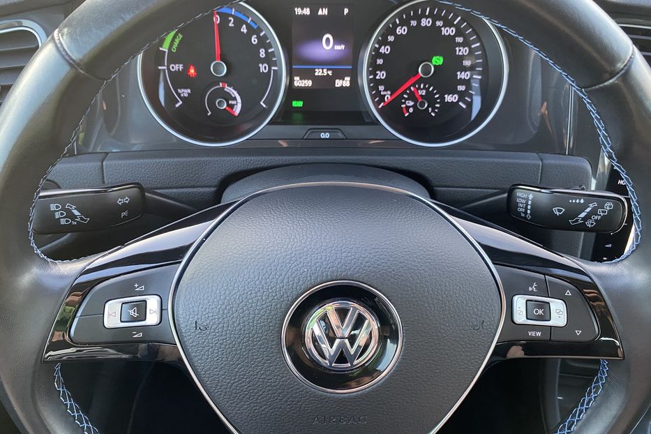 Продам Volkswagen e-Golf 35.8 kWh 100 кВт/136 к.с. 2020 года в Львове