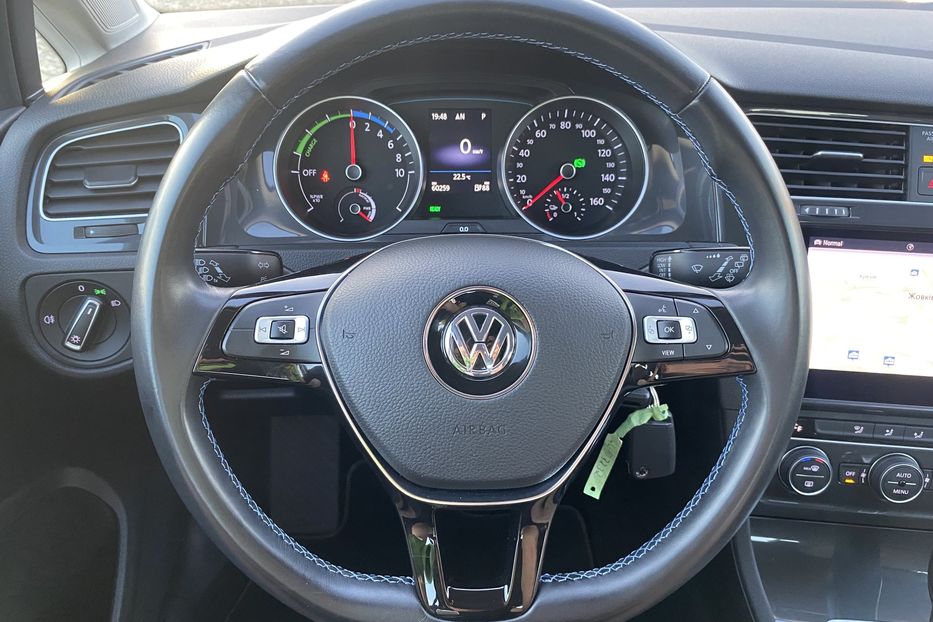 Продам Volkswagen e-Golf 35.8 kWh 100 кВт/136 к.с. 2020 года в Львове