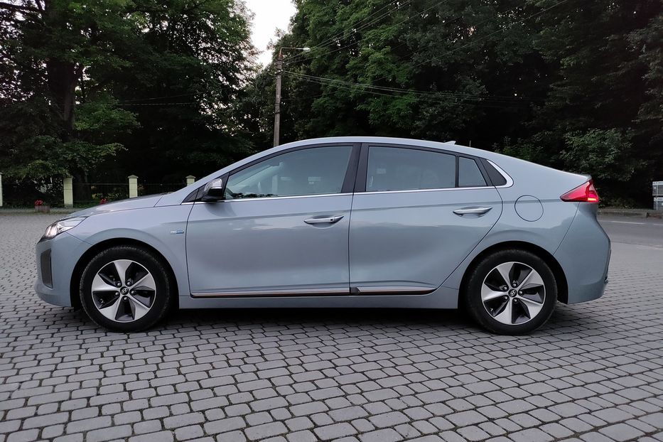 Продам Hyundai Ioniq Premium БАТАРЕЯ 100%  2017 года в Львове