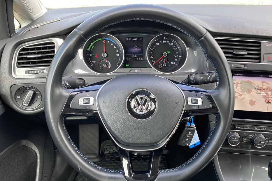 Продам Volkswagen e-Golf 35.8 kWh 100 кВт/136 к.с. 2019 года в Львове