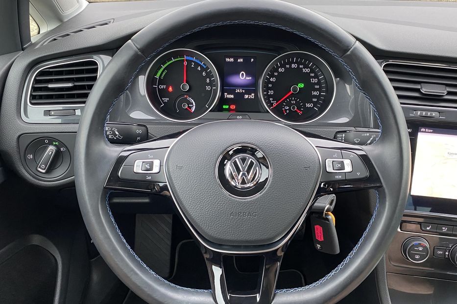 Продам Volkswagen e-Golf 35.8 kWh 100 кВт/136 к.с. 2020 года в Львове