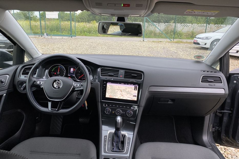 Продам Volkswagen e-Golf 35.8 kWh 100 кВт/136 к.с. 2020 года в Львове