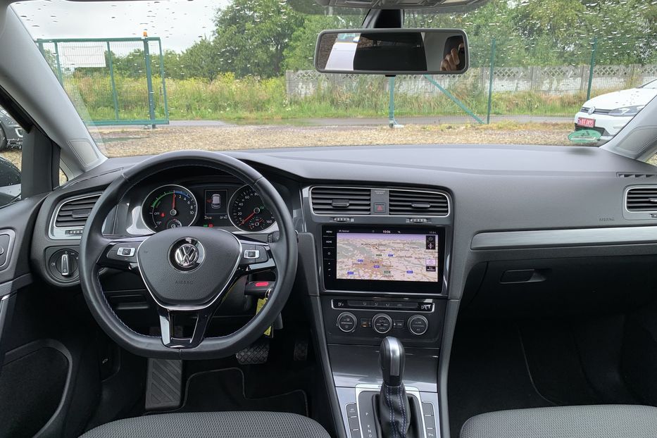 Продам Volkswagen e-Golf 35.8 kWh 100 кВт/136 к.с. 2020 года в Львове