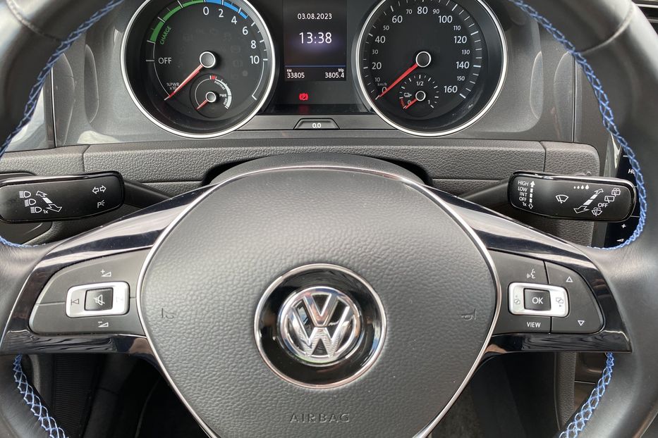 Продам Volkswagen e-Golf 35.8 kWh 100 кВт/136 к.с. 2020 года в Львове