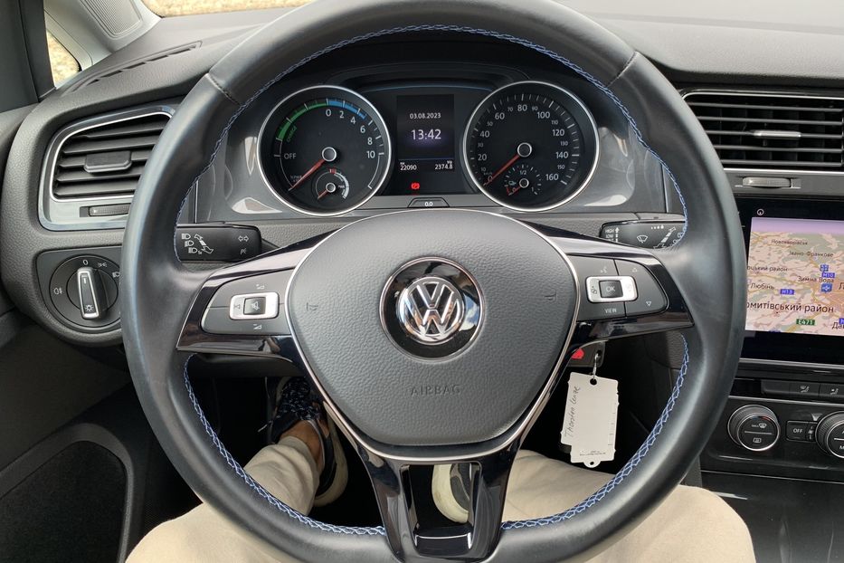 Продам Volkswagen e-Golf 35.8 kWh 100 кВт/136 к.с. 2020 года в Львове