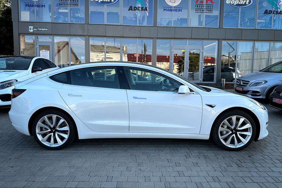 Продам Tesla Model 3 Long Range Dual Motor 2019 года в Черновцах