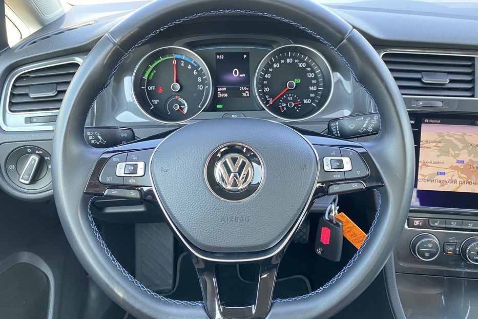 Продам Volkswagen e-Golf 35.8 kWh 100 кВт/136 к.с. 2018 года в Львове