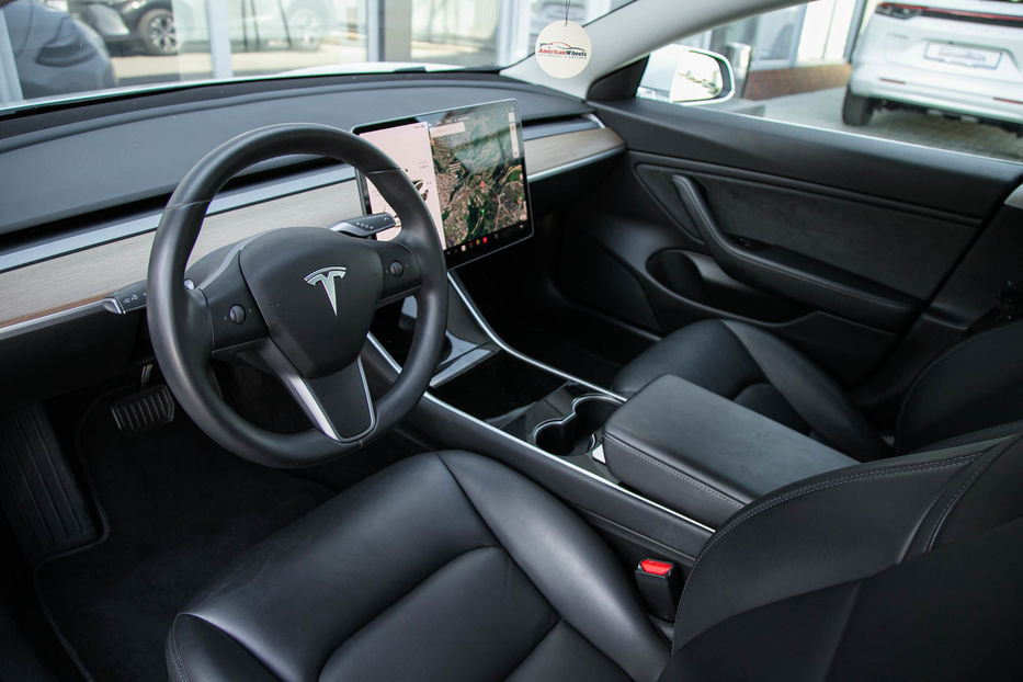 Продам Tesla Model 3 Long Range Dual Motor 2019 года в Черновцах