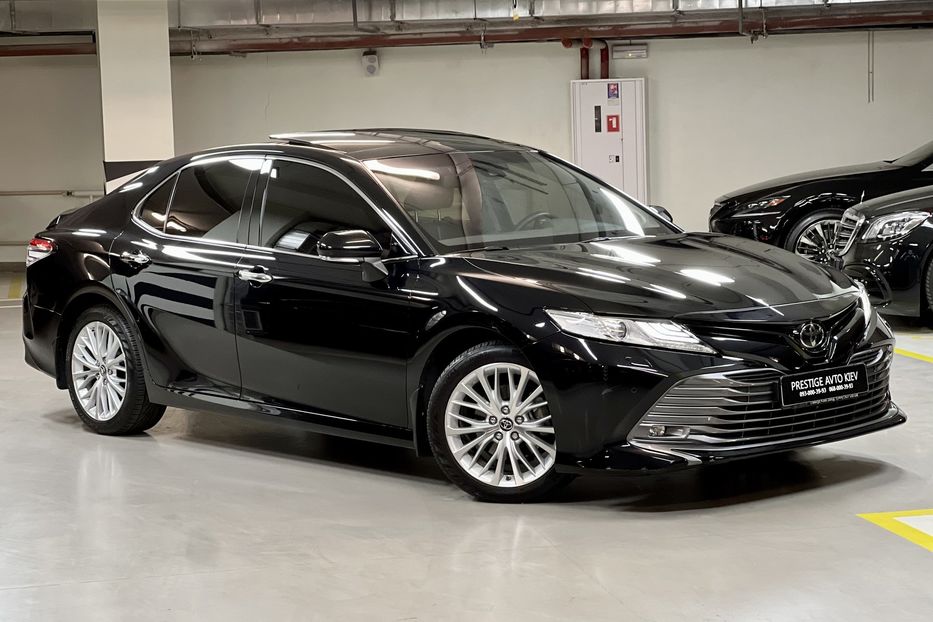 Продам Toyota Camry Premium + 2019 года в Киеве