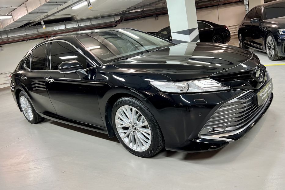 Продам Toyota Camry Premium + 2019 года в Киеве