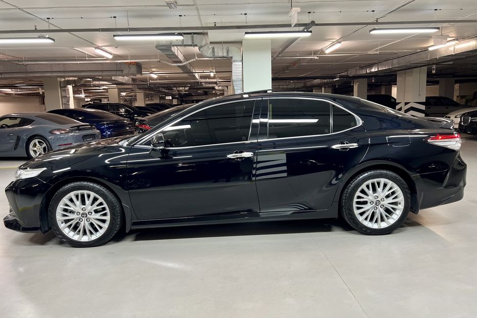 Продам Toyota Camry Premium + 2019 года в Киеве