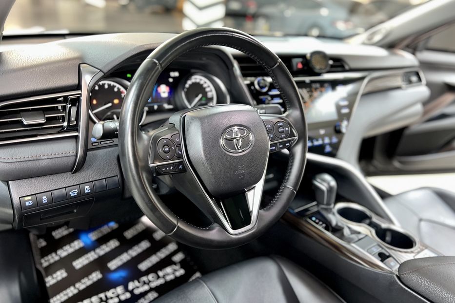 Продам Toyota Camry Premium + 2019 года в Киеве