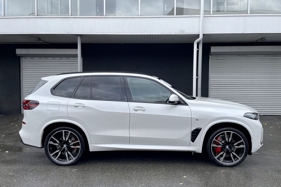 Продам BMW X5 M 40i NEW 2023 года в Киеве