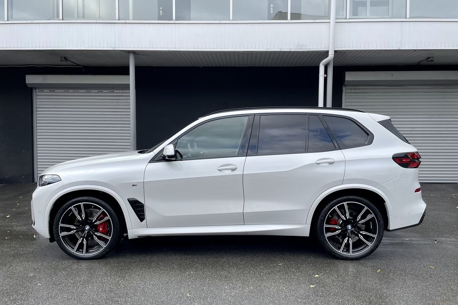 Продам BMW X5 M 40i NEW 2023 года в Киеве