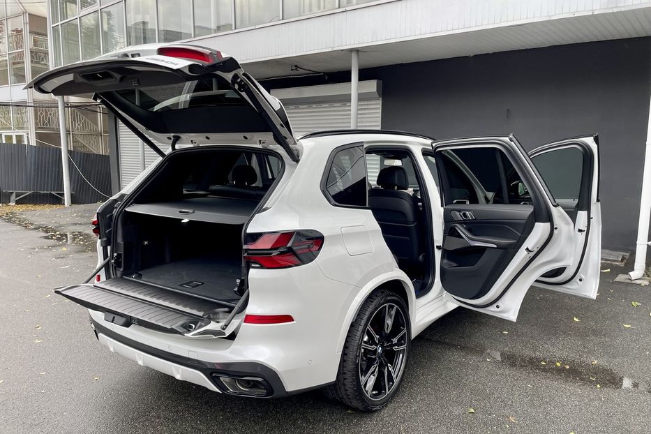 Продам BMW X5 M 40i NEW 2023 года в Киеве