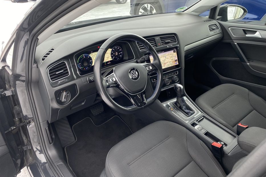 Продам Volkswagen e-Golf DYNAUDIO Virtual Cockpit 2020 года в Львове