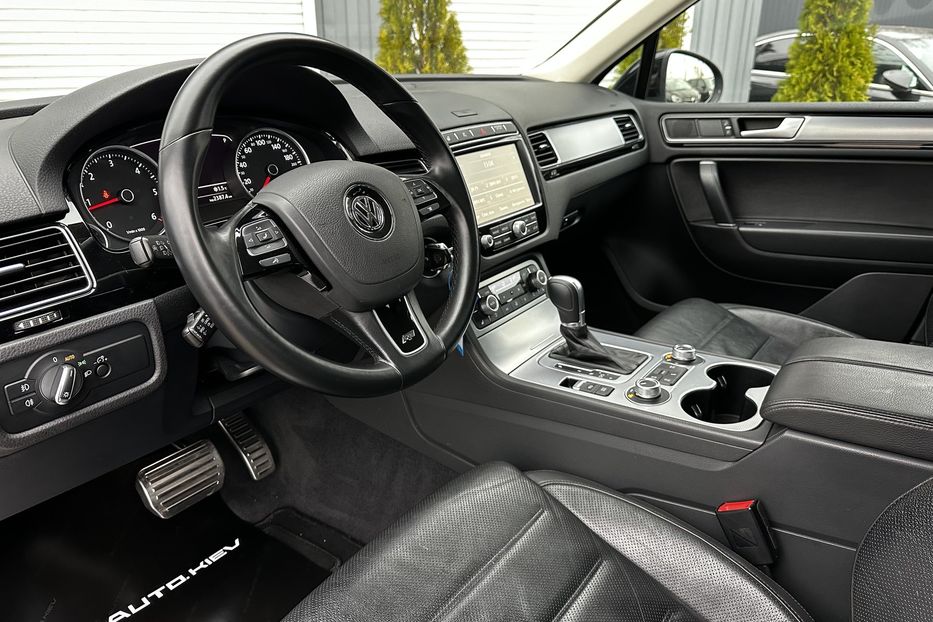 Продам Volkswagen Touareg 3X R Line 2016 года в Киеве