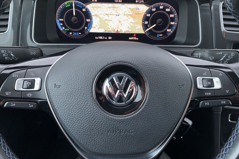 Продам Volkswagen e-Golf 35.8 kWh Virtual Cockpit 2018 года в Львове