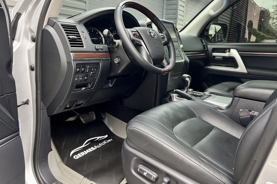 Продам Toyota Land Cruiser 200 2018 года в Киеве
