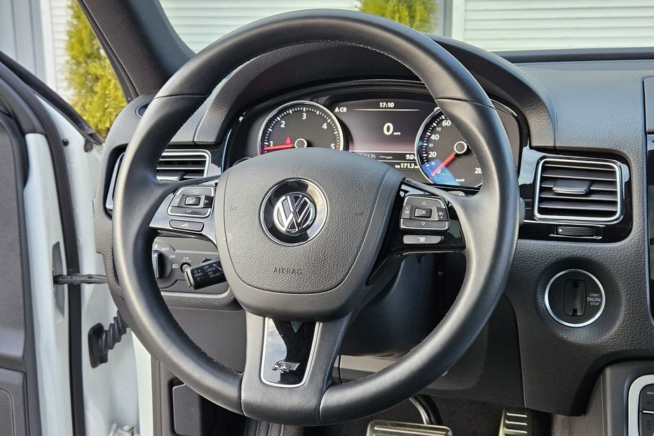 Продам Volkswagen Touareg R-Line 2015 года в Киеве