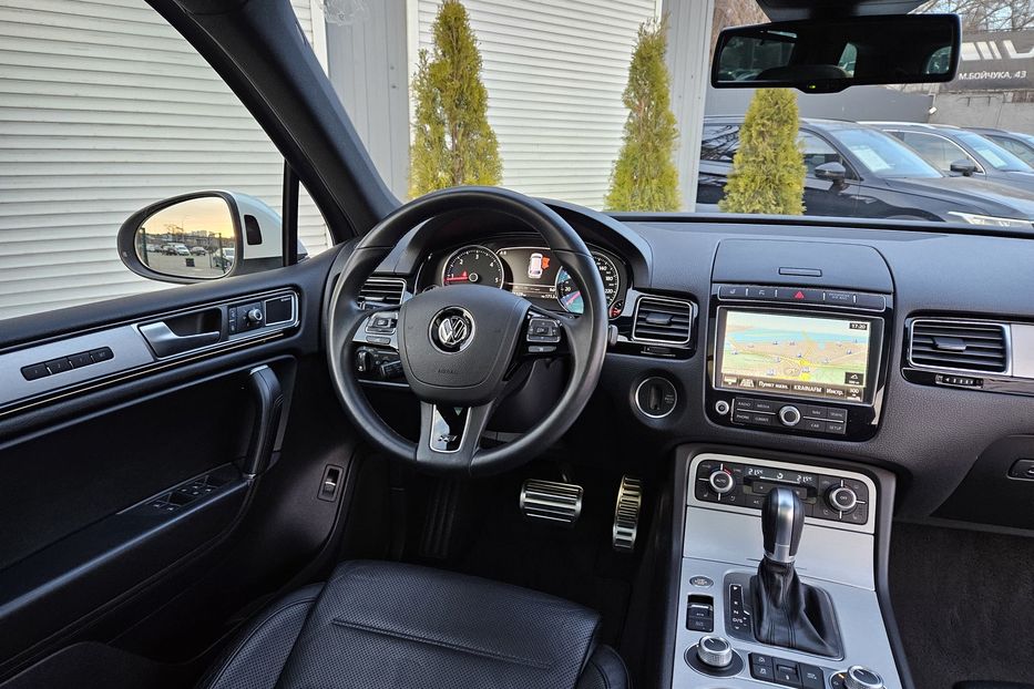 Продам Volkswagen Touareg R-Line 2015 года в Киеве