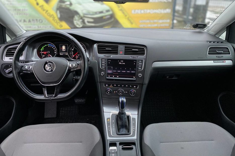 Продам Volkswagen e-Golf 2015 года в Луцке