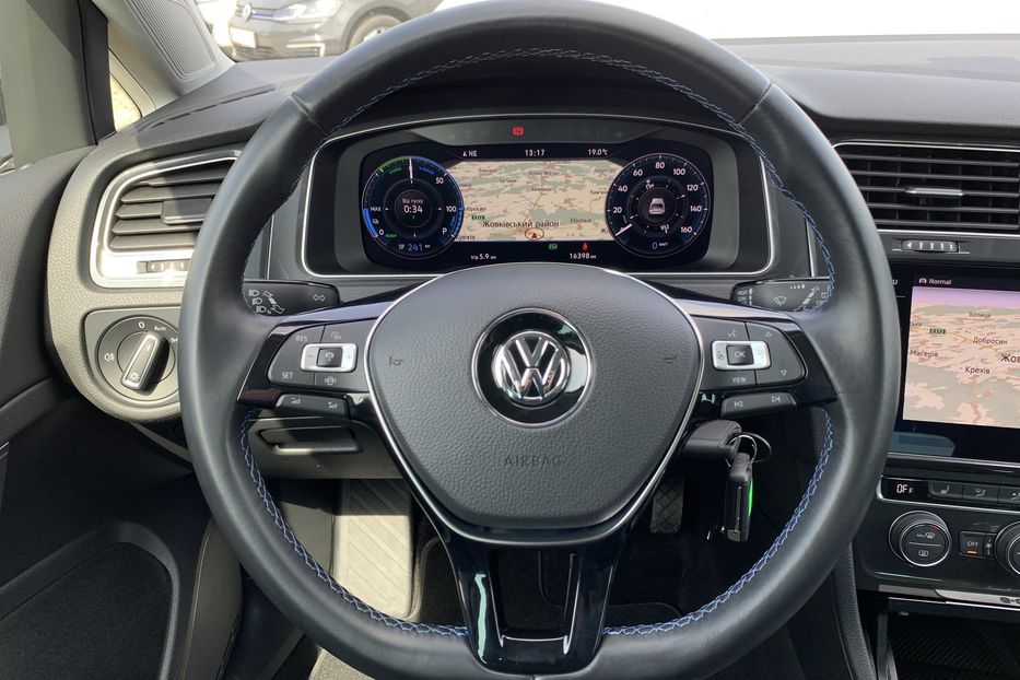 Продам Volkswagen e-Golf Адаптивнийкруїз,Cockpit+Колеса 2020 года в Львове