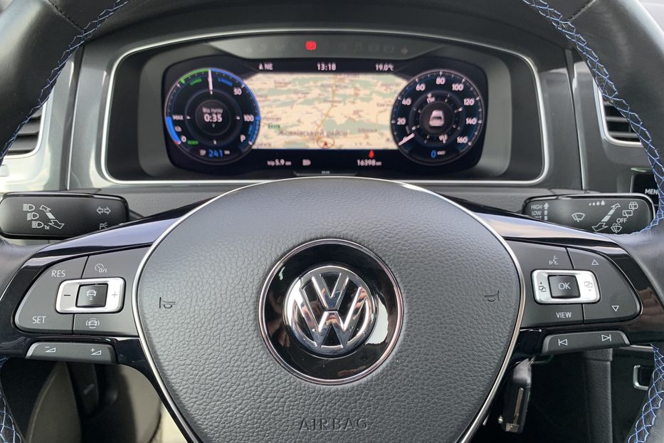 Продам Volkswagen e-Golf Адаптивнийкруїз,Cockpit+Колеса 2020 года в Львове