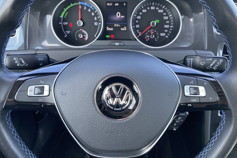 Продам Volkswagen e-Golf 35.8 kWh 100 кВт/136 к.с. 2020 года в Львове