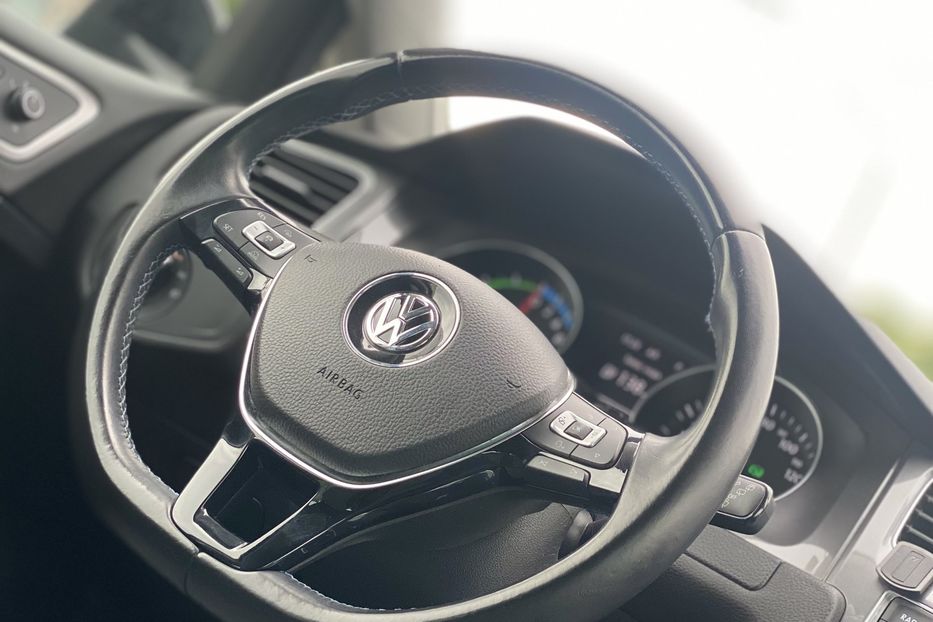 Продам Volkswagen e-Golf 2015 года в Луцке