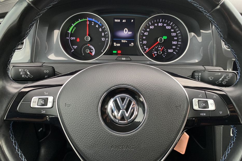 Продам Volkswagen e-Golf 35.8 kWh 100кВт/136 к.с. 2020 года в Львове