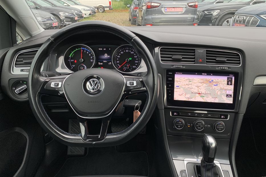 Продам Volkswagen e-Golf 35.8 kWh 100кВт/136 к.с. 2020 года в Львове