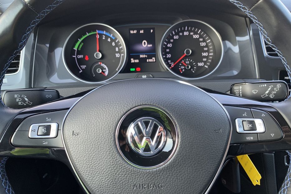 Продам Volkswagen e-Golf 35.8 kWh 136 к.с. CCS 2021 года в Львове