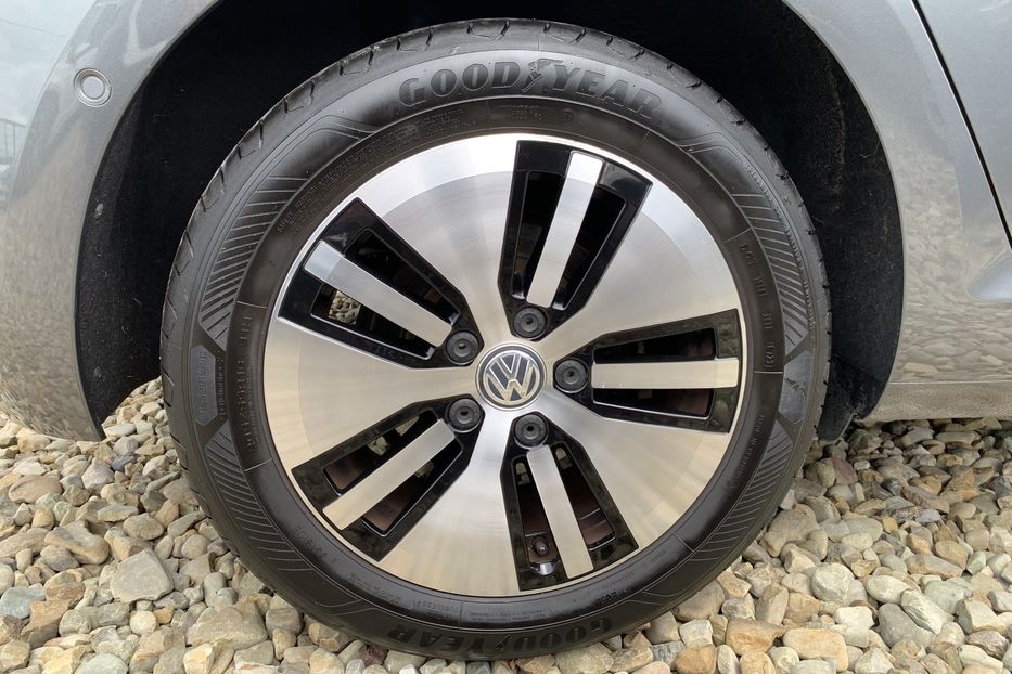 Продам Volkswagen e-Golf ШкіраDynaudioБезключовиFullLED 2019 года в Львове